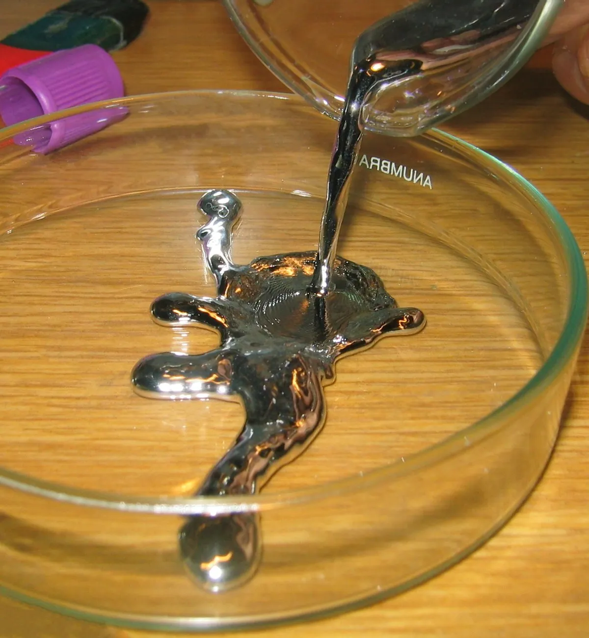 Mercurio: un metal sirviéndose en un vaso. Brillo metálico, buen conductor… y líquido a temperatura ambiente.