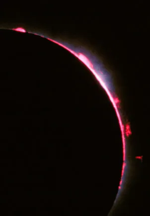 La cromosfera del Sol durante un eclipse total. De una luz como esta salió en 1868 la raya amarilla que delató al helio.