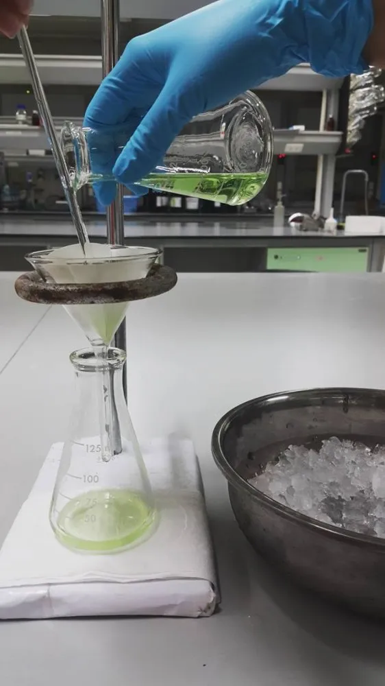 Un filtrado de verdad: el líquido baja por la varilla hasta el papel de filtro, colocado en el embudo sobre un Erlenmeyer