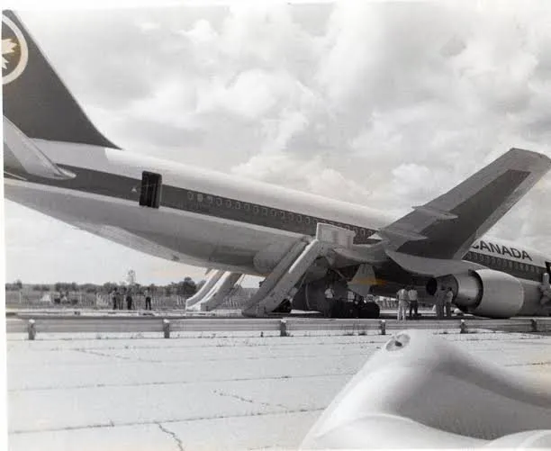 El avión del vuelo 143 de Air Canada, en la pista de Gimli (Canadá) después del aterrizaje de emergencia de 1983