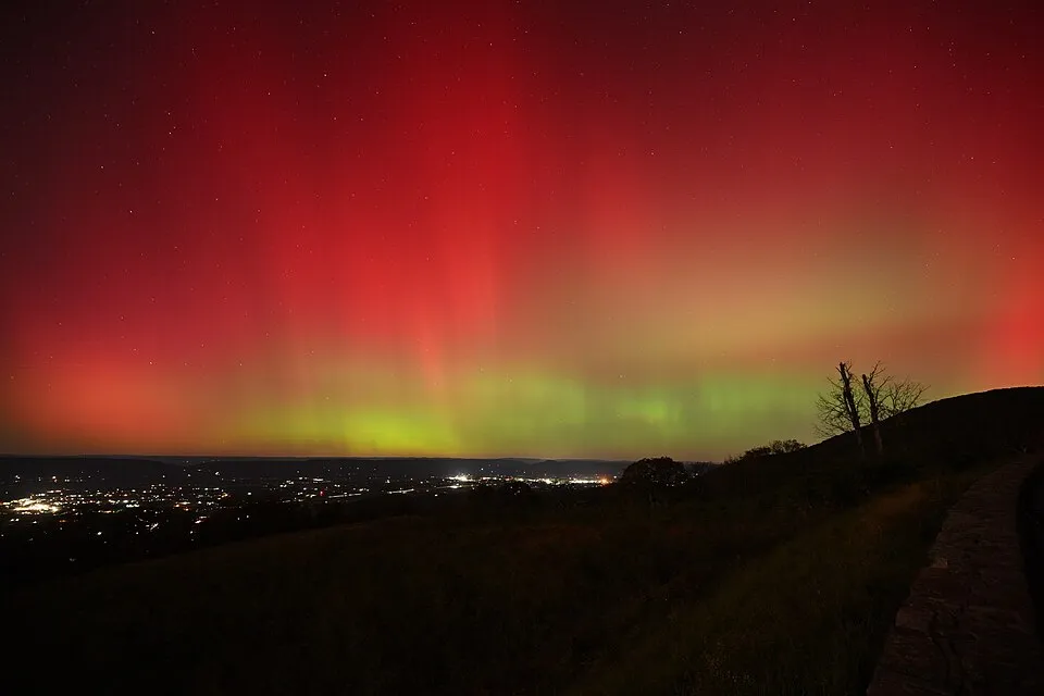 Aurora boreal con el rojo arriba y el verde abajo, vista desde Virginia en octubre de 2024