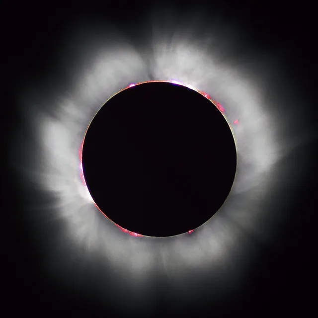 Un eclipse total de Sol, el de 1999: la Luna tapa el disco y deja ver el borde. En 1868 se analizó la luz de ese borde