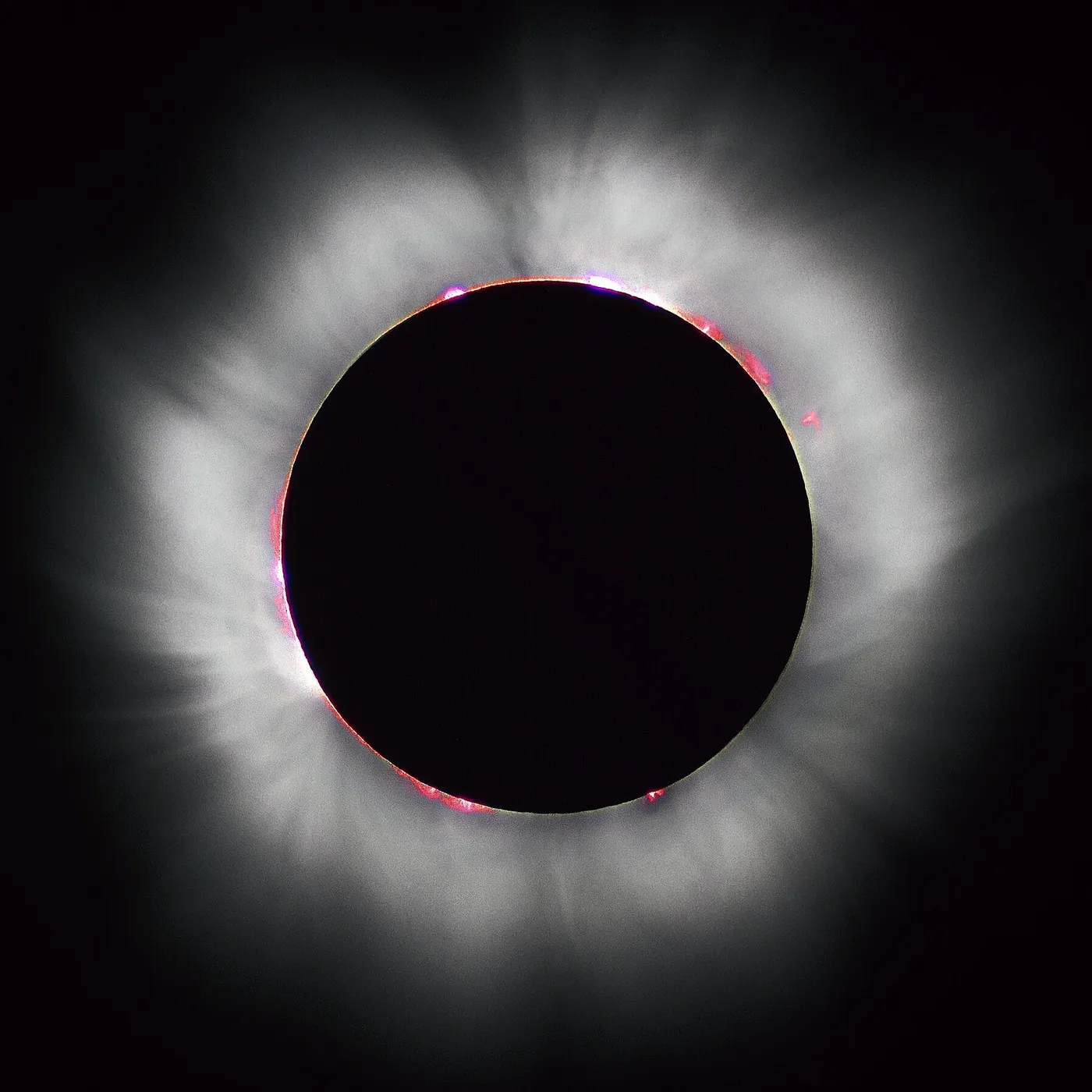 Un eclipse total de Sol, el de 1999: la Luna tapa el disco y deja ver el borde. En 1868 se analizó la luz de ese borde