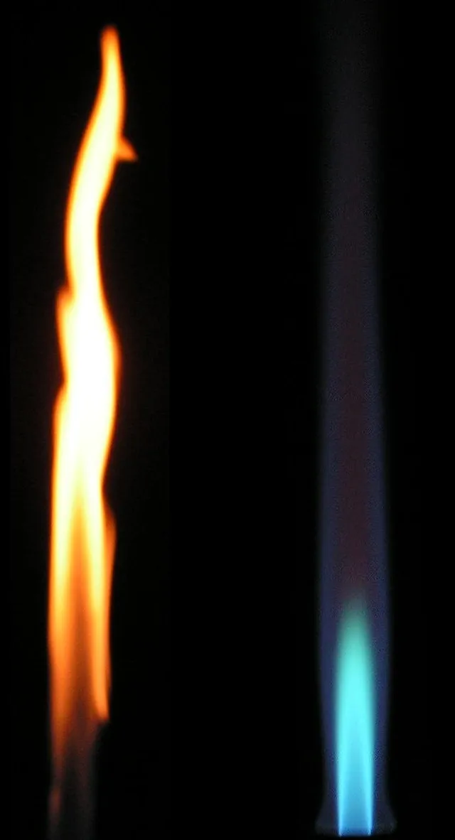 El mechero Bunsen con el aire cerrado, a la izquierda: llama amarilla y luminosa. Con el aire abierto: azul y casi invisible