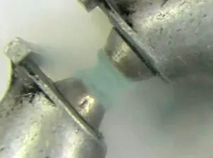 Oxígeno líquido, de color azul pálido, sujeto entre los polos de un imán