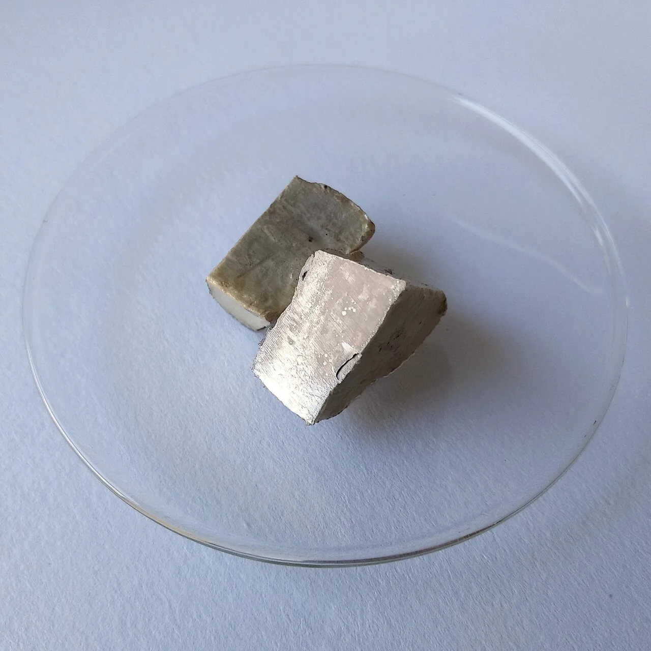 Sodio recién cortado: la superficie del corte tiene brillo metálico, y al aire se empaña en unos segundos. Se corta con un cuchillo: la dureza de los metales también varía mucho