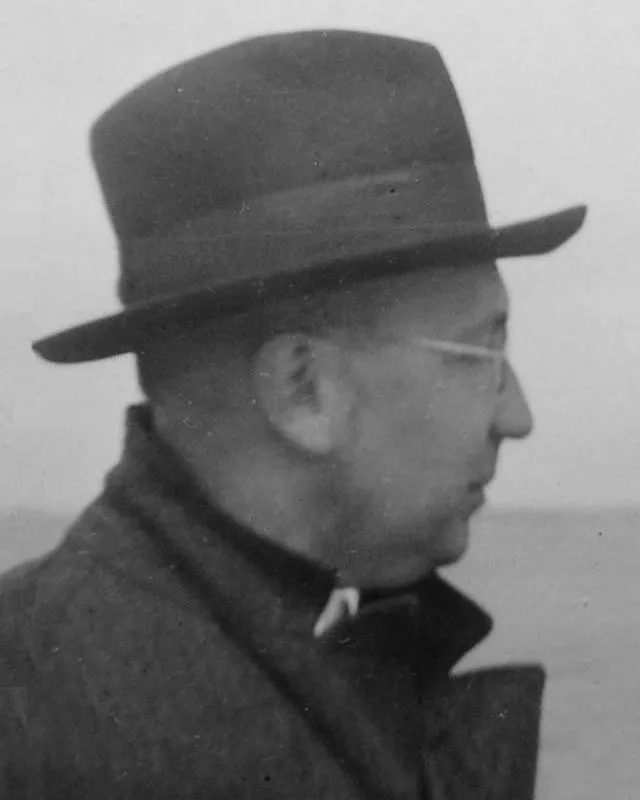 Walther Kossel en 1928. En 1916 explicó con la transferencia de electrones los compuestos que hoy llamamos iónicos