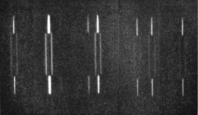 Rayas fotografiadas en un laboratorio: en la franja del centro, dentro de un imán; arriba y abajo, las mismas rayas sin imán